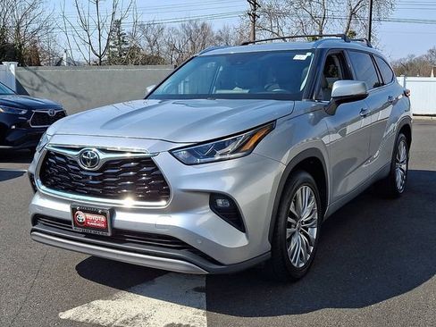 Used 2022 Toyota Highlander Platinum image 3