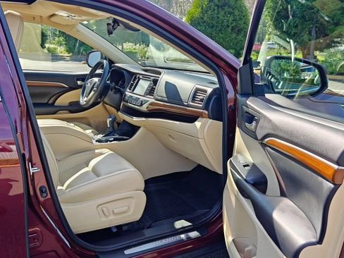 Used 2017 Toyota Highlander Limited AWD/4WD image 23