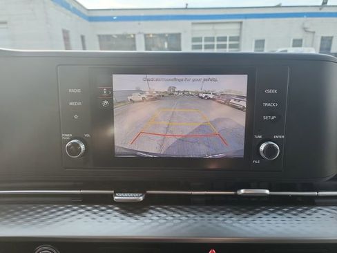 Used 2024 Kia Carnival LX FWD image 25