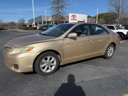 Used 2011 Toyota Camry LE image 1