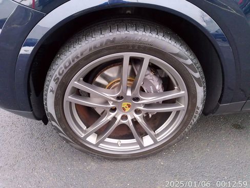 Used 2023 Porsche Cayenne Platinum Edition image 10