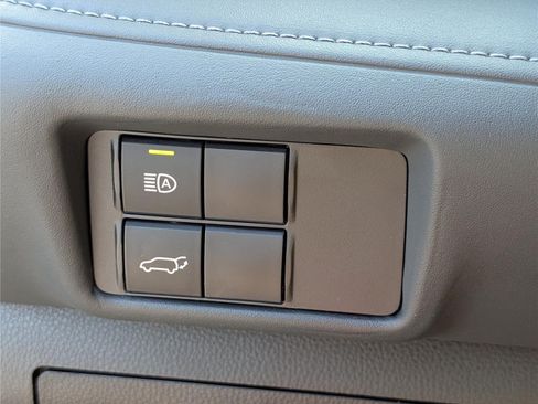 Used 2022 Toyota Highlander XLE AWD/4WD image 23