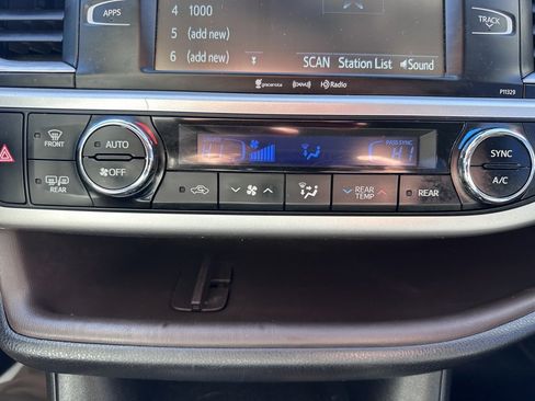 Used 2017 Toyota Highlander XLE image 18