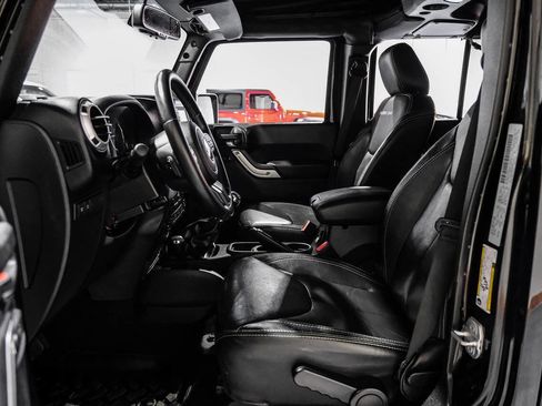 Used 2015 Jeep Wrangler Unlimited Rubicon w/ Connectivity Group AWD/4WD image 3
