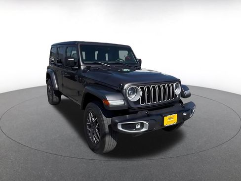 Used 2025 Jeep Wrangler Unlimited Sahara AWD/4WD image 3