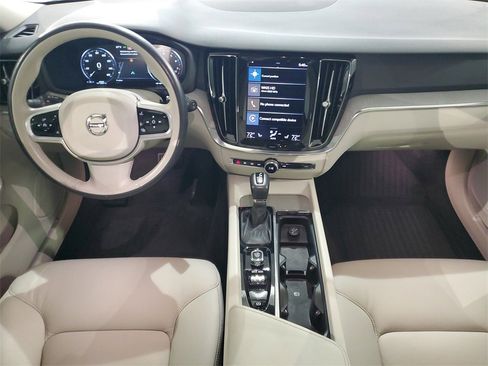 Used 2021 Volvo V60 T5 Cross Country image 9