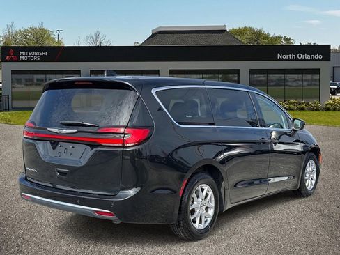Used 2023 Chrysler Pacifica Touring-L image 3
