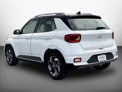 Certified 2022 Hyundai Venue Limited FWD image 4