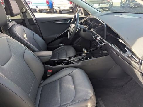 Used 2023 Kia Niro SX Touring image 34
