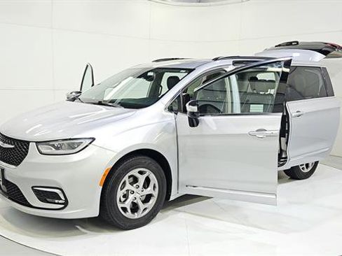 Used 2023 Chrysler Pacifica Limited FWD image 30