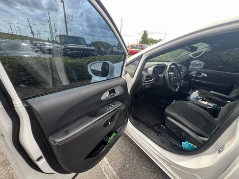 Used 2019 Chrysler Pacifica Touring Plus w/ S Appearance Package FWD image 12