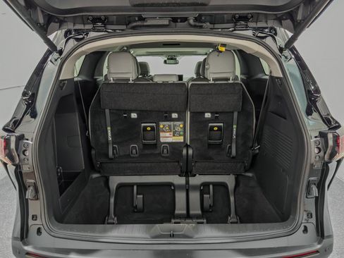 Used 2025 Toyota Sienna XLE AWD/4WD image 9