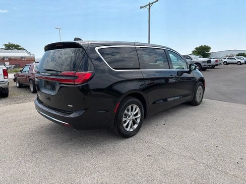 Used 2026 Chrysler Pacifica Select AWD/4WD image 4
