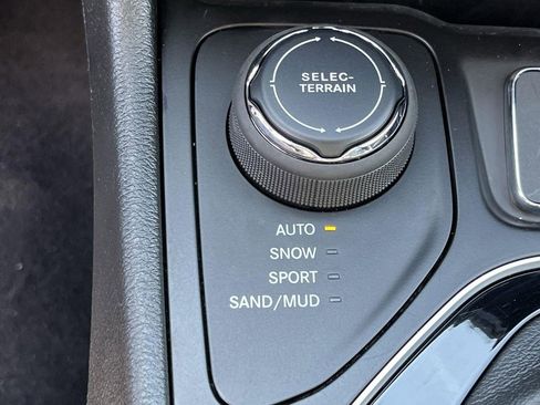 Used 2023 Jeep Cherokee Altitude Lux image 35