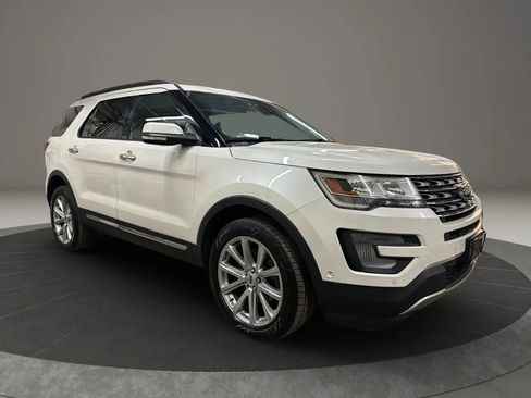 Used 2017 Ford Explorer Limited w/ Equipment Group 301A AWD/4WD image 2