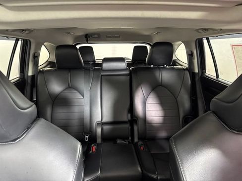 Used 2021 Toyota Highlander XLE AWD/4WD image 14