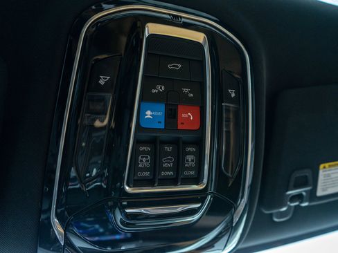 Used 2022 Jeep Grand Cherokee L Summit w/ Luxury Tech Group V image 24