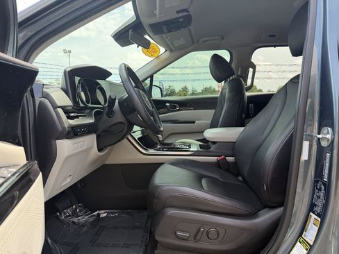 Used 2024 Kia Carnival EX FWD image 15
