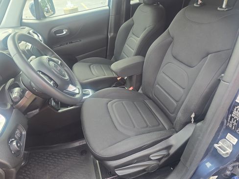 Used 2021 Jeep Renegade Latitude AWD/4WD image 9
