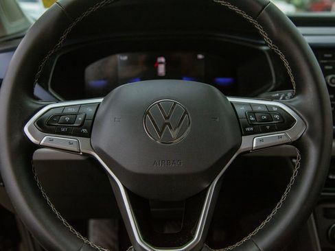 Used 2022 Volkswagen Taos SE w/ Panoramic Sunroof Package FWD image 17