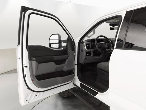 Used 2023 Ford F250 XLT w/ FX4 Off-Road Package image 25