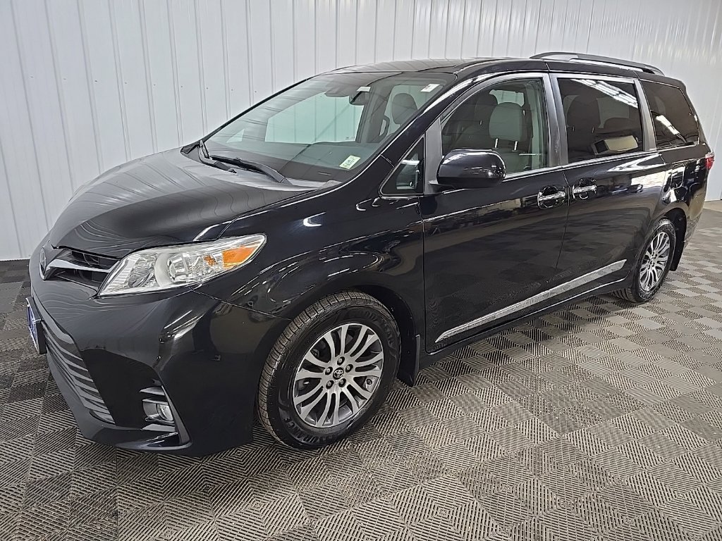 Used 2019 Toyota Sienna XLE w/ XLE Navigation Package FWD image 8