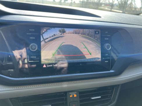 Certified 2024 Volkswagen Taos SE w/ Panoramic Sunroof Package image 23