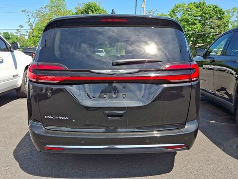 Used 2024 Chrysler Pacifica Touring-L FWD image 5