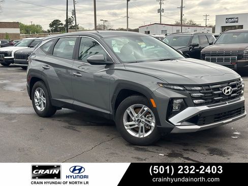 Used 2025 Hyundai Tucson SE image 1