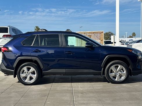 Used 2021 Toyota RAV4 XLE Premium image 3