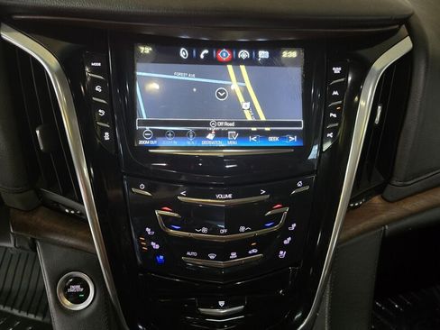 Used 2018 Cadillac Escalade Premium Luxury AWD/4WD image 25