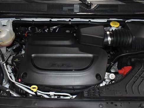 Certified 2025 Chrysler Pacifica Limited image 10