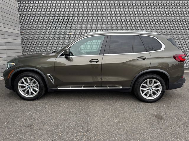 Used 2021 BMW X5 xDrive40i w/ Executive Package AWD/4WD image 2