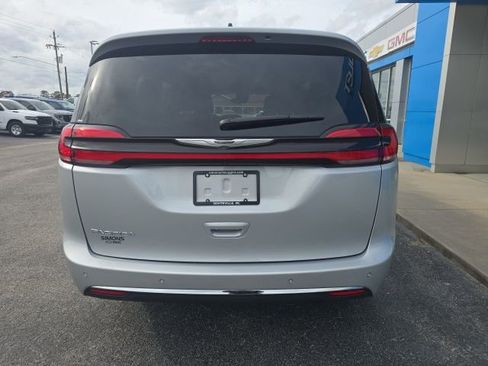 Used 2024 Chrysler Pacifica Touring-L image 4