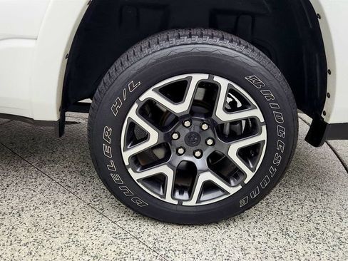 Used 2025 RAM 1500 Laramie AWD/4WD image 9