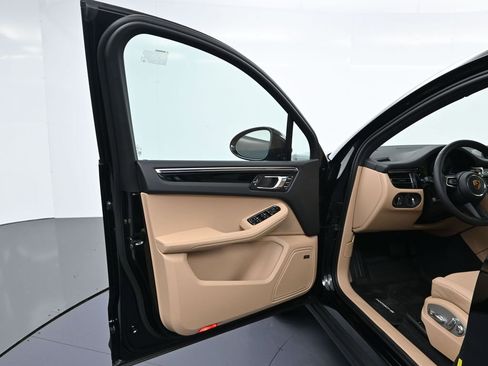 New 2026 Porsche Macan image 16