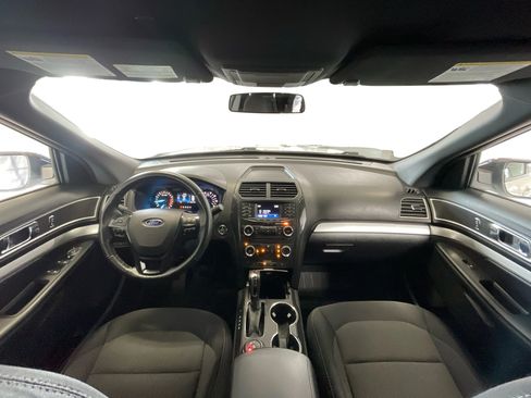 Used 2017 Ford Explorer XLT image 16