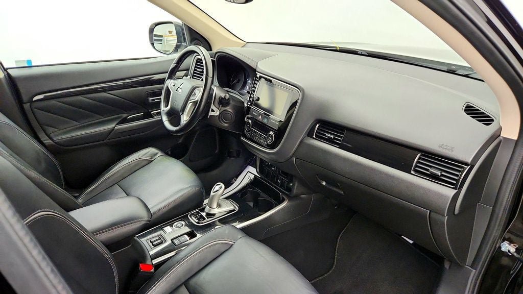 Used 2018 Mitsubishi Outlander SEL AWD/4WD image 24