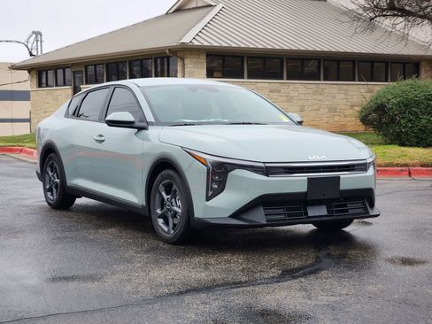 New 2026 Kia K4 LXS FWD image 2
