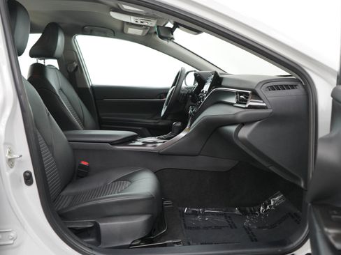 Used 2022 Toyota Camry SE FWD image 11