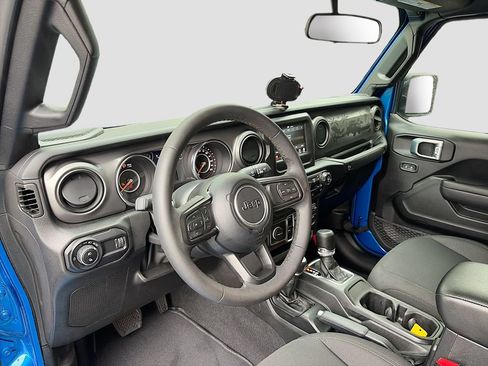 Used 2023 Jeep Gladiator Sport AWD/4WD image 9
