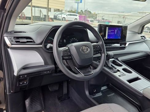 Used 2025 Toyota Sienna LE image 15