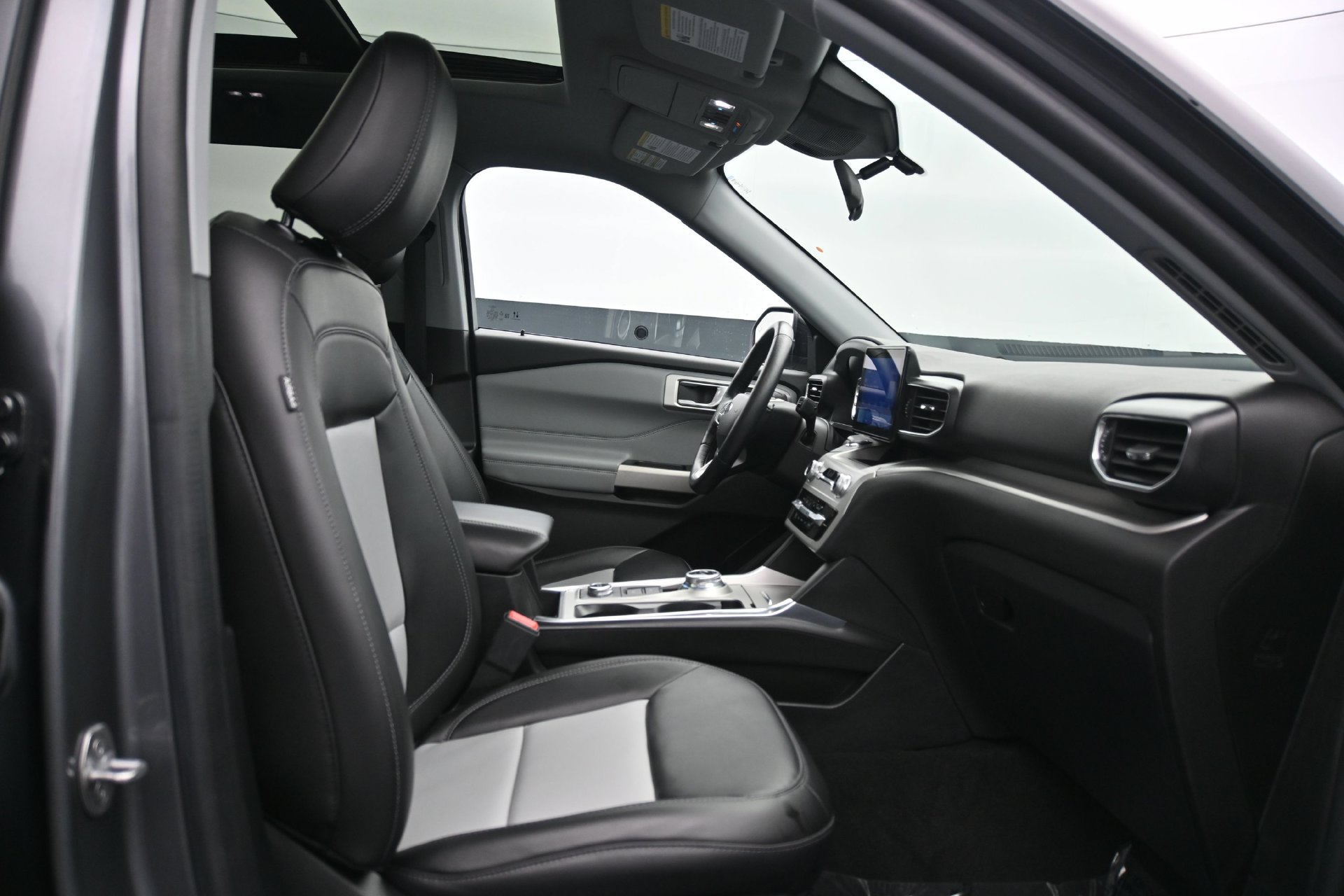 Used 2022 Ford Explorer XLT w/ Equipment Group 202A AWD/4WD image 13