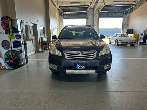 Used 2011 Subaru Outback 2.5i Limited w/ PWR Moonroof Pkg image 3