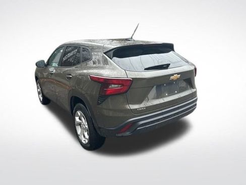 Used 2024 Chevrolet Trax LS w/ LS Convenience Package image 3