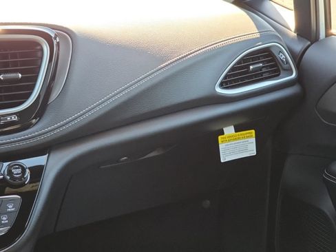 New 2027 Chrysler Pacifica Select FWD image 31