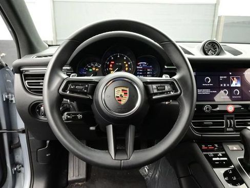 Certified 2025 Porsche Macan AWD/4WD image 8