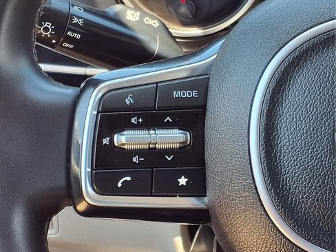 Used 2024 Kia Carnival LX FWD image 17