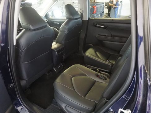 Used 2025 Toyota Highlander XLE FWD image 22