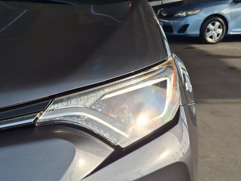 Certified 2018 Toyota RAV4 XLE AWD/4WD image 9